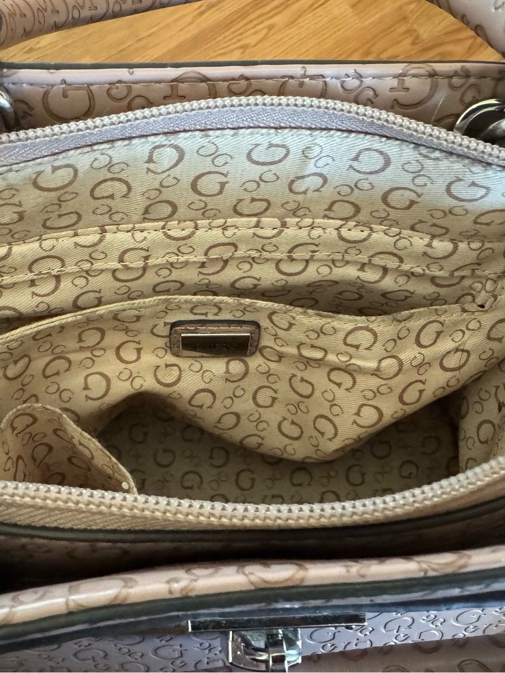 Guess Dusty Mauve Logo Satchel
Crossbody Bag Y2K Monogram Lock
Closure (EUC) - Picture 6 of 13
